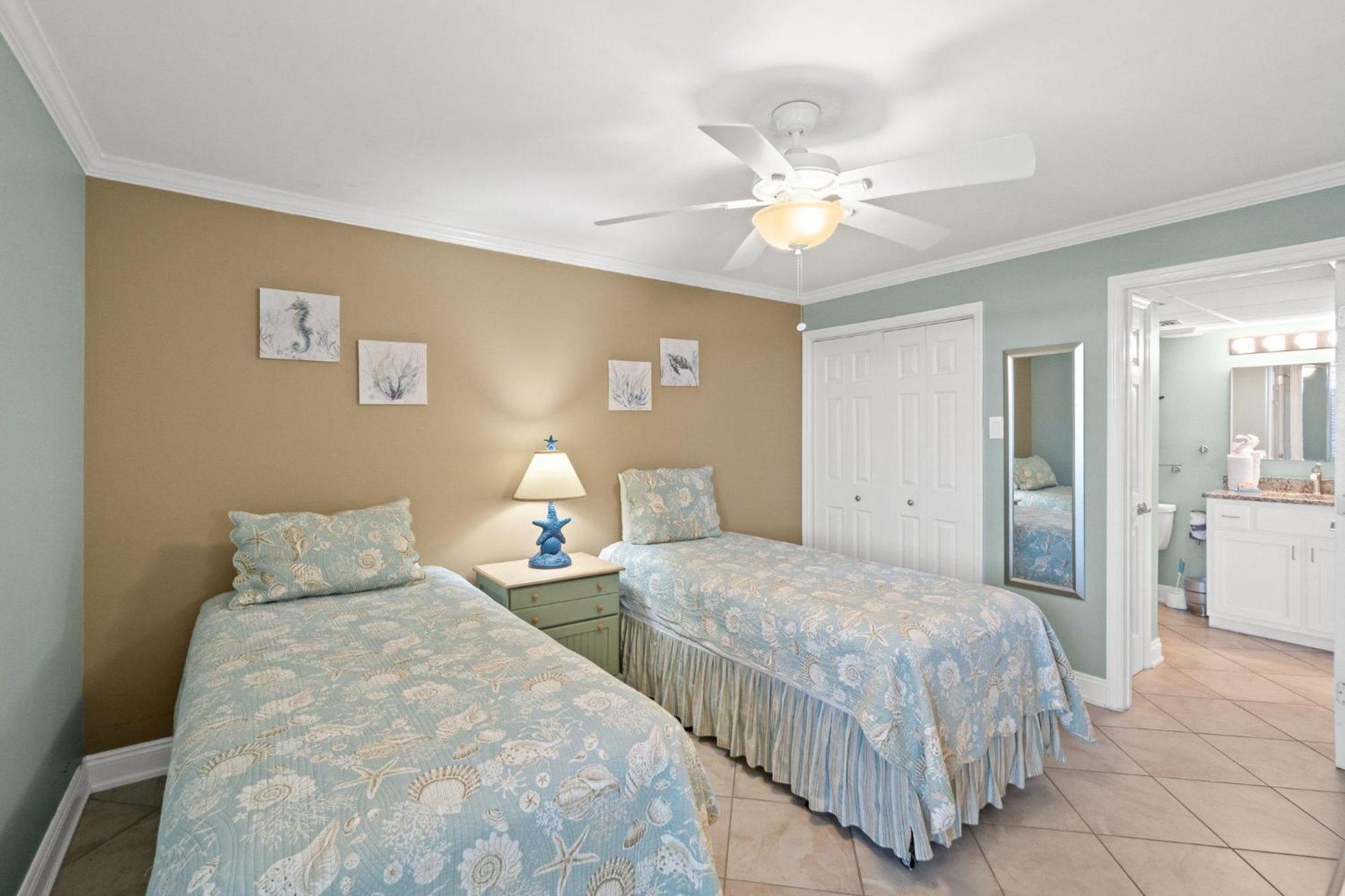 Pelican Walk 406